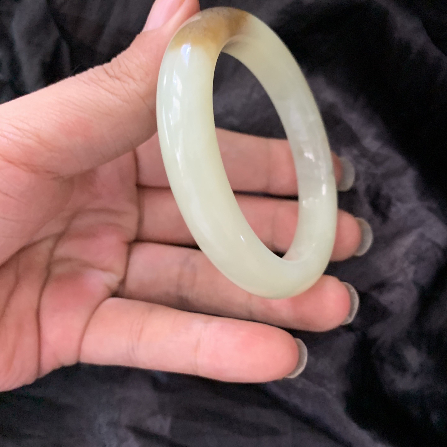 54.6圈口和田玉且末糖手镯，镯形好，你是我腕间的一抹风情，有你的日子尽显含蓄高贵典雅，品质高