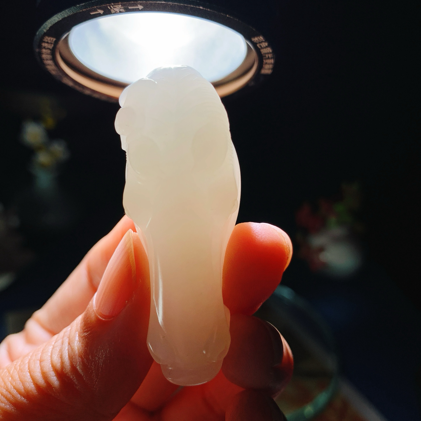 新疆和田玉羊脂白玉马到成功马头挂件。尺寸55/20/18重29.5克 玉质细腻油润。手推出油。佩戴高端典雅。lt260902