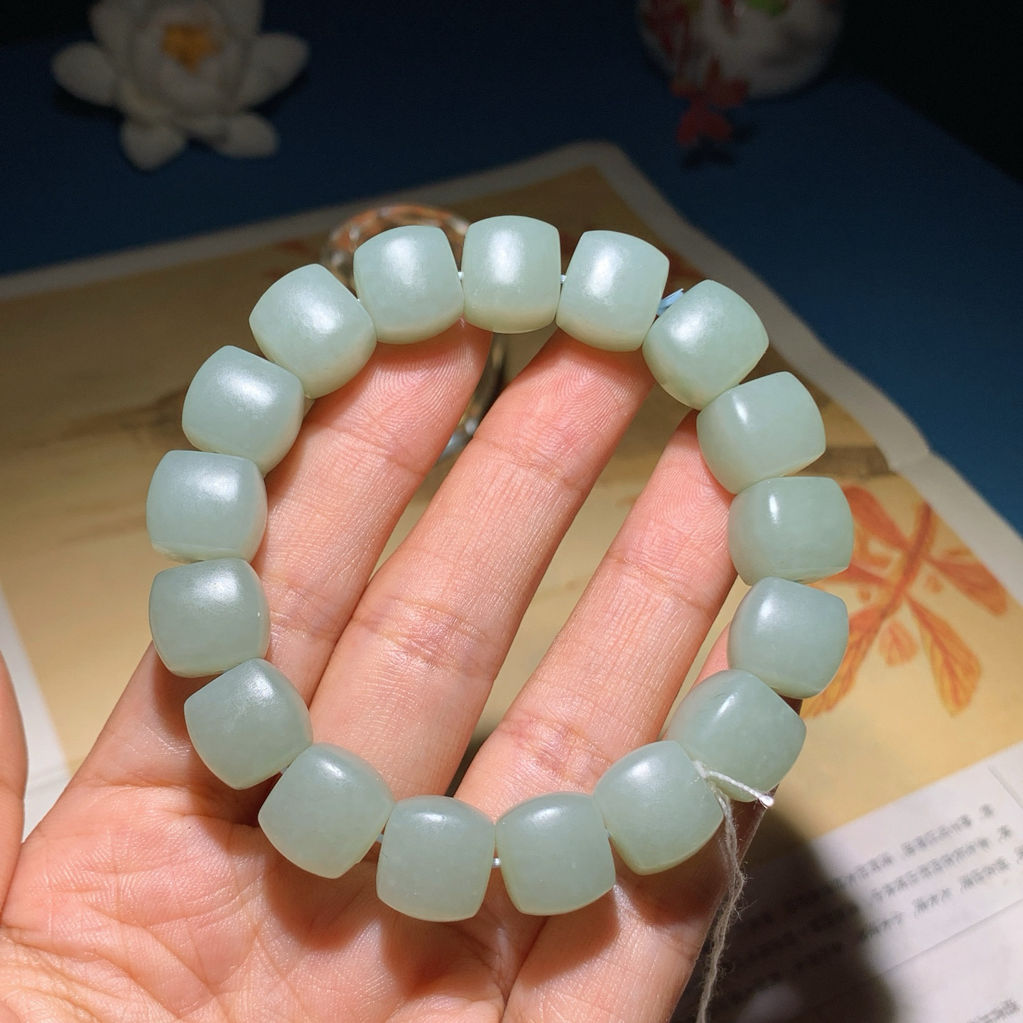 新疆和田玉方糖手串！单颗尺寸11/12重60克。玉质细腻油润。手推出油。佩戴高端典雅。lt260902