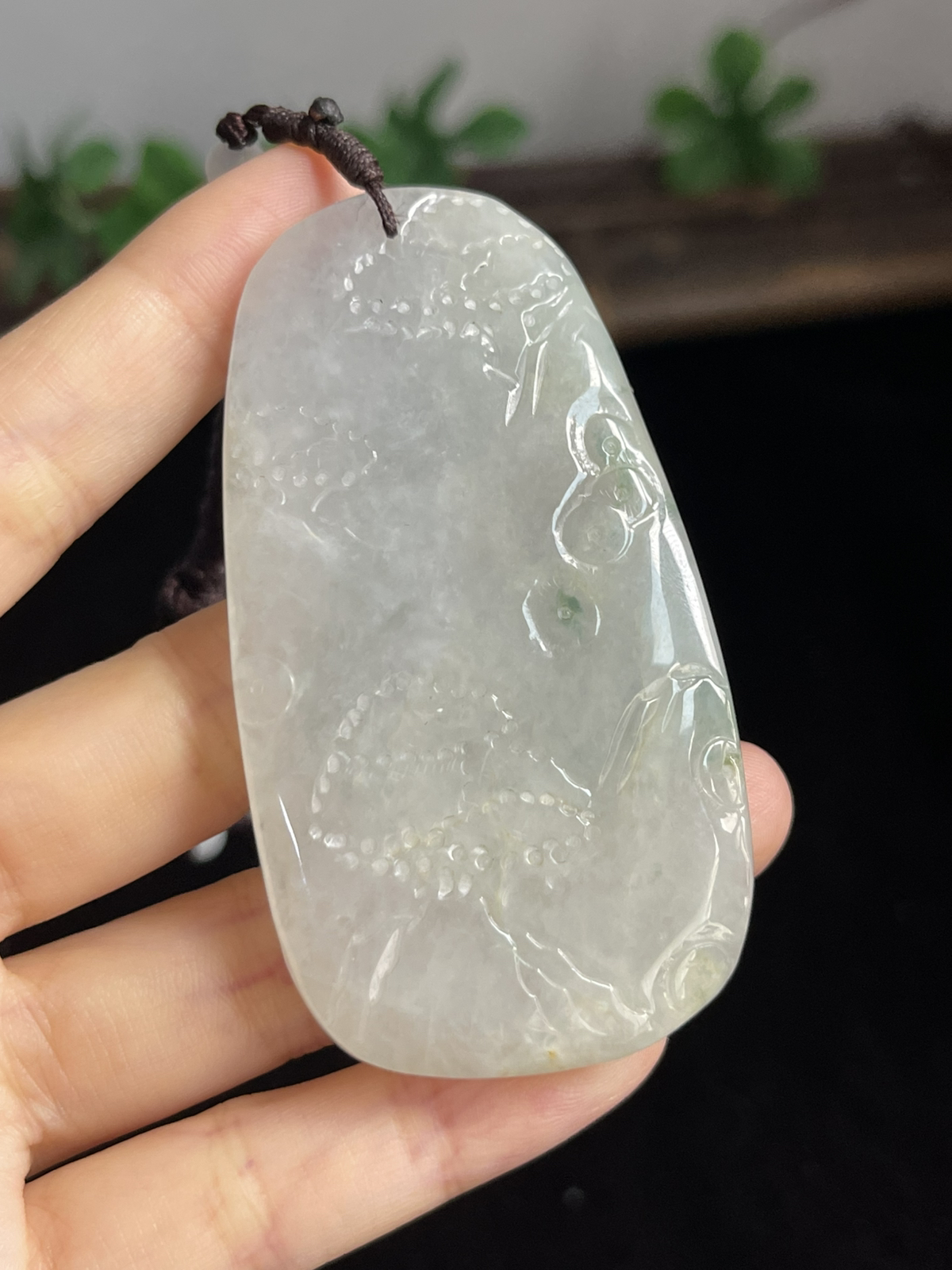 双面雕，精雕细琢，翡翠山水牌，厚装55.54克，手把件，车挂件