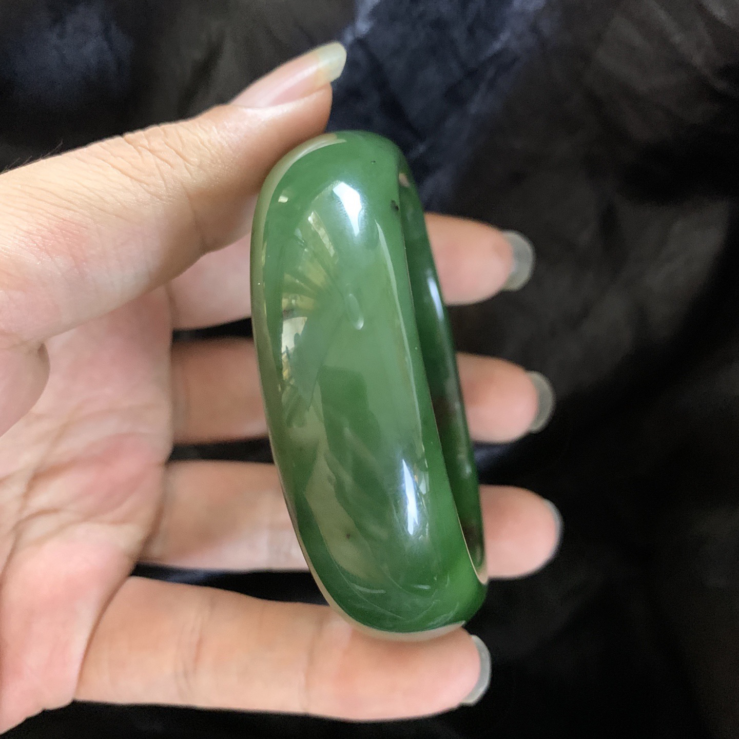 和田玉碧玉57.3圈口菠菜绿宽版手镯，镯型古朴典雅。在诗情画意的雨巷相遇，你是我腕间的一抹风情，有你眸有深情.清风荡漾湖间静水，我愿俯身低眉，在烟波涟漪处寻