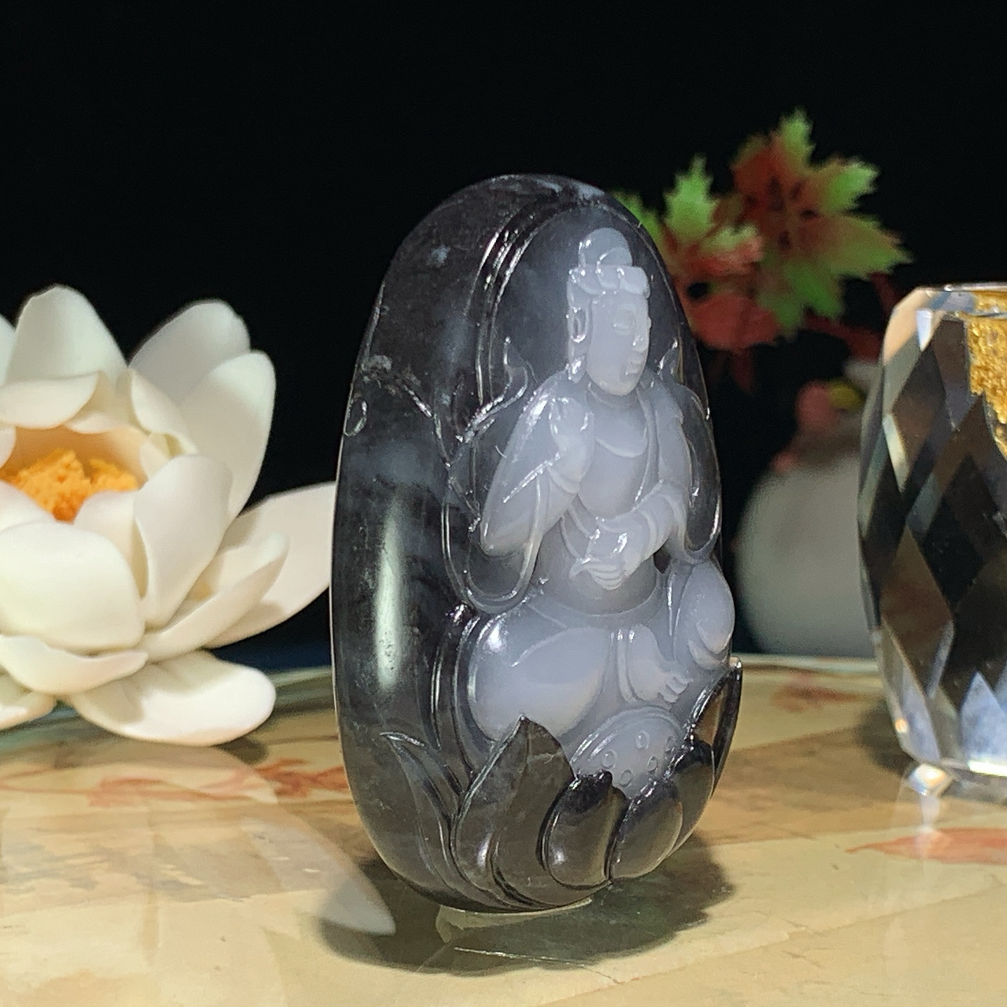新疆和田玉籽料黑白分明青花坐莲观音挂件！尺寸59/38/18重73克。玉质细腻油润。手推出油。佩戴高端典雅。lt260902
