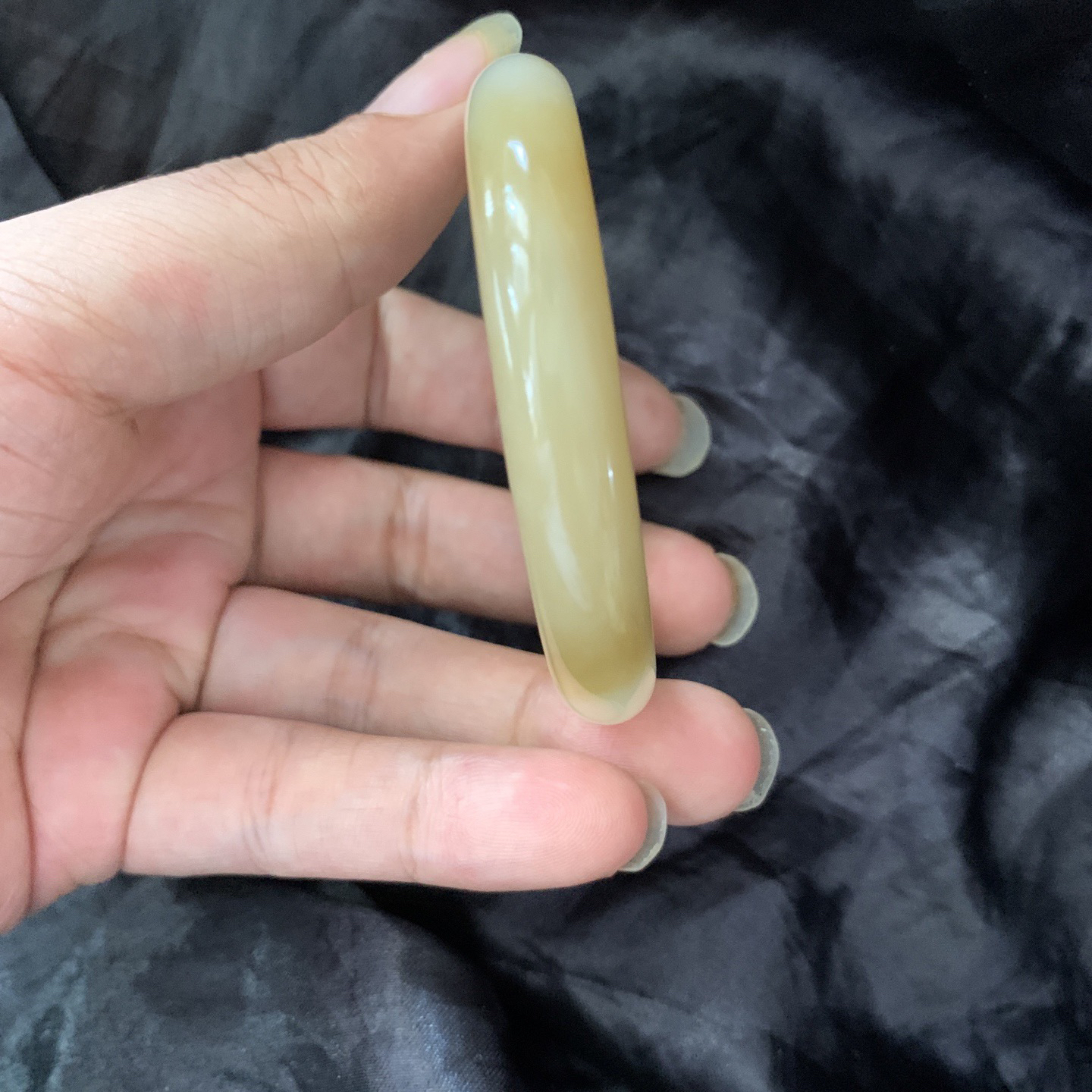 53.5圈口和田玉且末糖手镯，镯形好，你是我腕间的一抹风情，有你的日子尽显含蓄高贵典雅，品质高