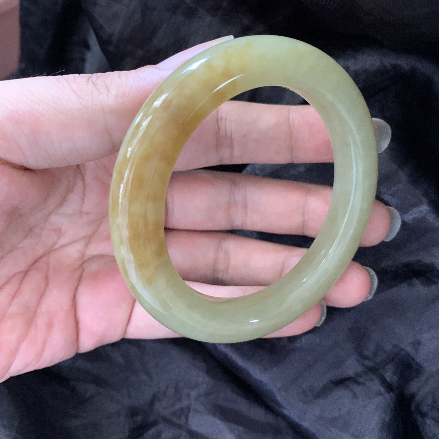 57.8圈口和田玉且末糖手镯，镯形好，你是我腕间的一抹风情，有你的日子尽显含蓄高贵典雅，品质高