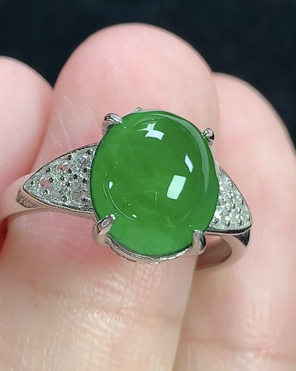 秒杀，银镶满绿蛋面戒指，裸石尺寸11-9.4-4.0mm