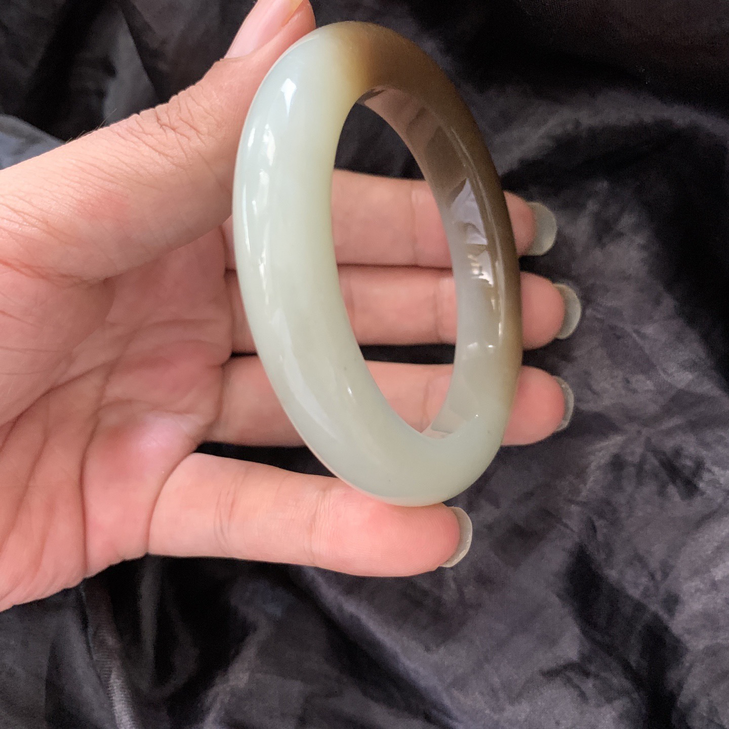 56圈口和田玉且末糖手镯，镯形好，你是我腕间的一抹风情，有你的日子尽显含蓄高贵典雅，品质高