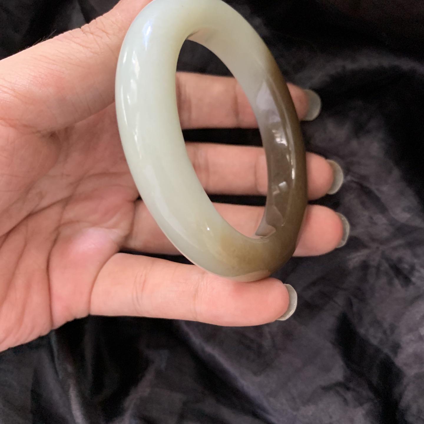 56圈口和田玉且末糖手镯，镯形好，你是我腕间的一抹风情，有你的日子尽显含蓄高贵典雅，品质高