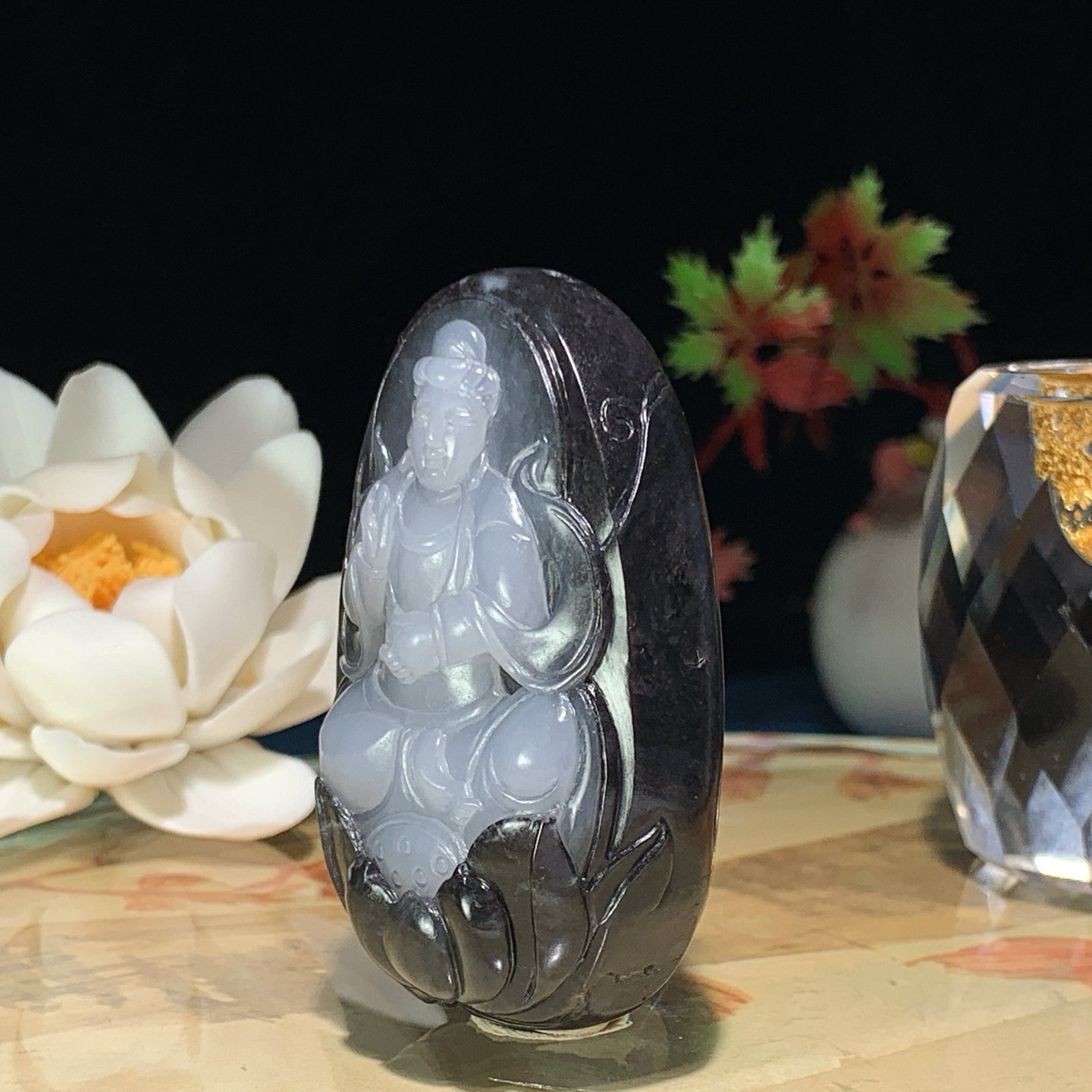新疆和田玉籽料黑白分明青花坐莲观音挂件！尺寸59/38/18重73克。玉质细腻油润。手推出油。佩戴高端典雅。lt260902