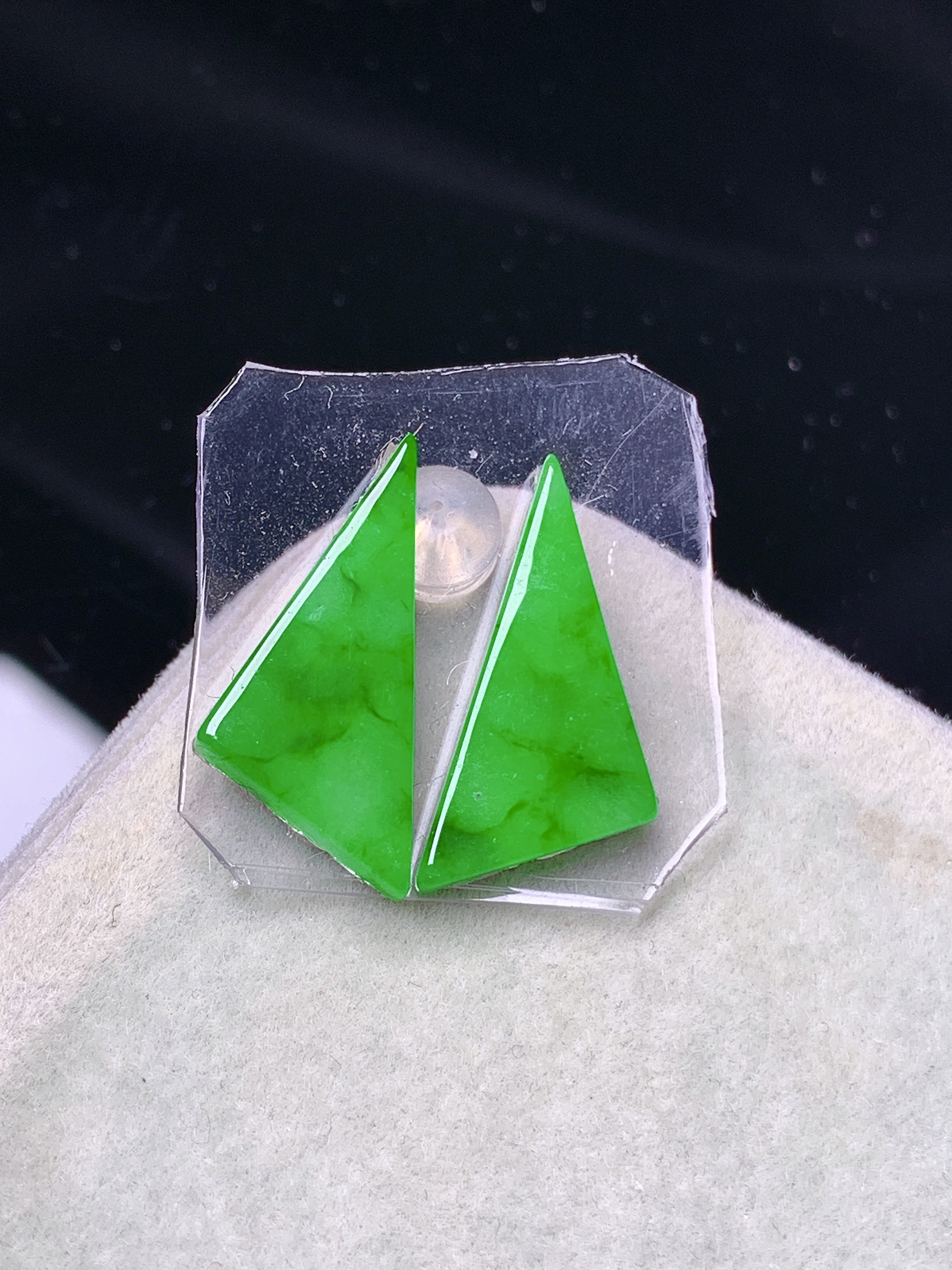 镶嵌款 阳绿方牌一对 玉质细腻 色泽艳丽清新 水润亮眼 整体尺寸19.3*8.8*2.6 j3