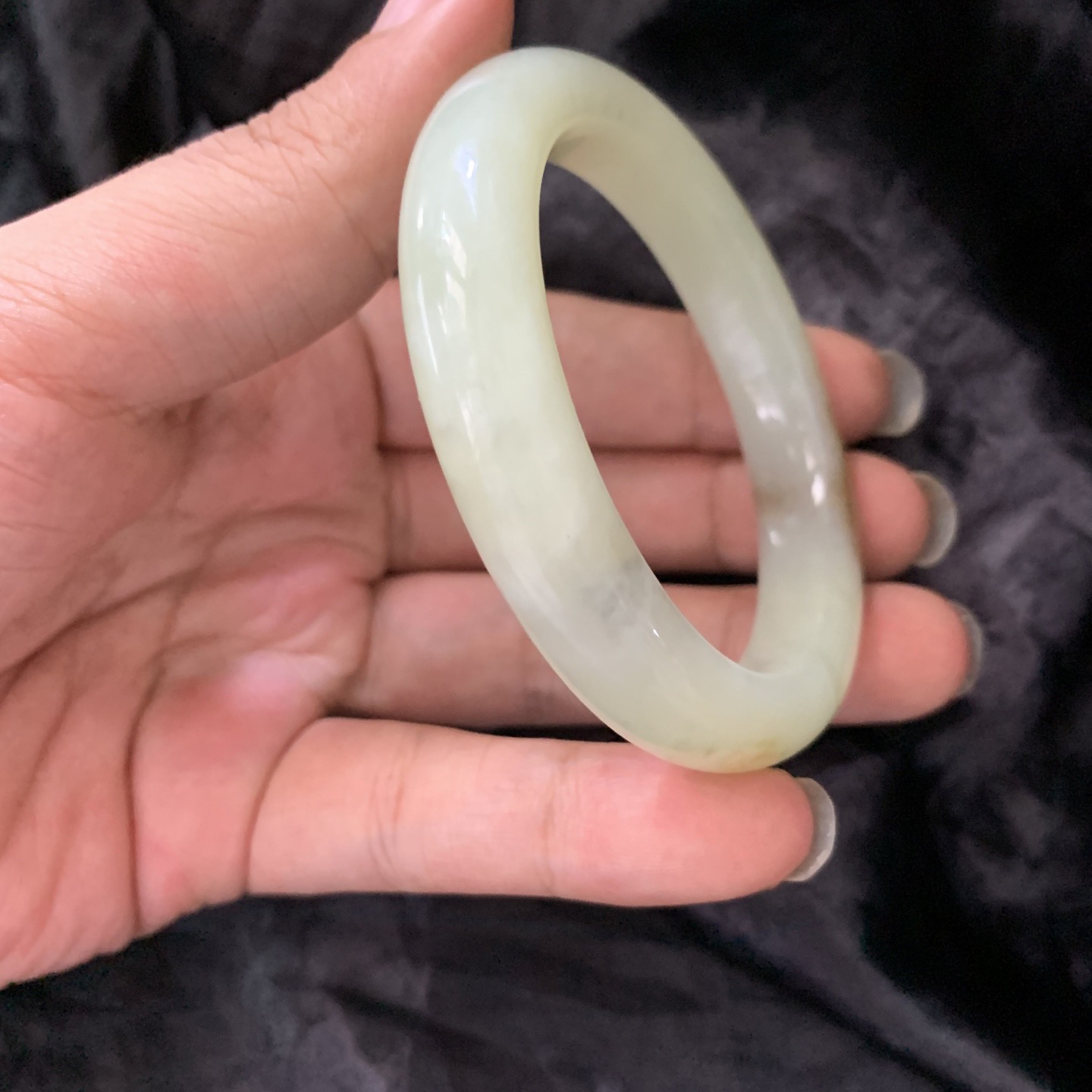 54.6圈口和田玉且末糖手镯，镯形好，你是我腕间的一抹风情，有你的日子尽显含蓄高贵典雅，品质高