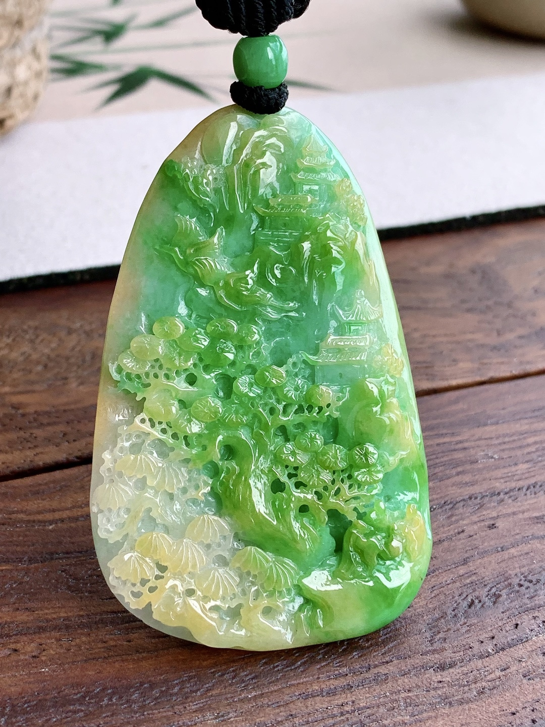 糯冰黄加绿大山水牌吊坠,缅料,性比高,双面雕,超厚,尺寸70.7-45.7-10,重量61克