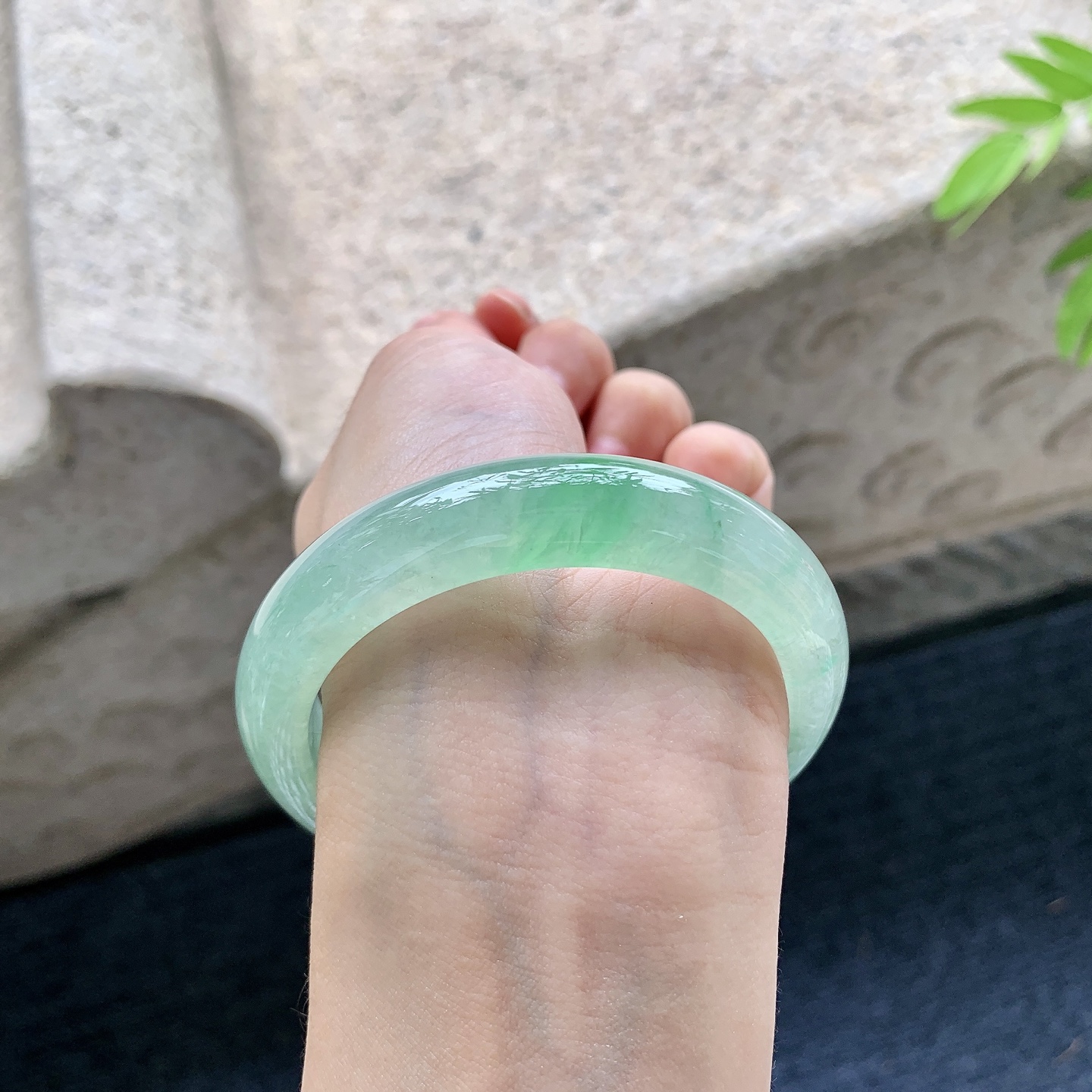 正圈53 54，圈口54.4/12/8.4，编码DJ090336，描述：冰糯飘绿，水润，种老，细腻，打灯有絮线
