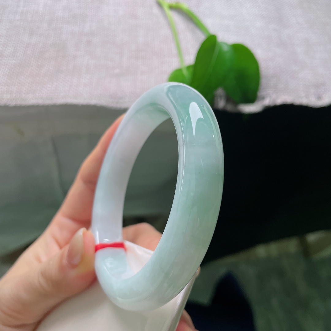 飘花正圈，有纹，白润底晕染淡淡的翠花，玉质细腻温润，素净底色衬着浅浅绿意，清雅温婉，简约又耐看。ss57958a