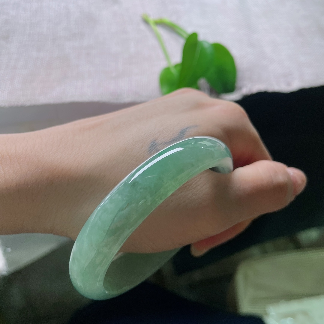 绿底贵妃，一点皮纹，腕间一汪碧色，似山间清潭，清冽温婉，自带清爽舒适的氛围感。ss57893a