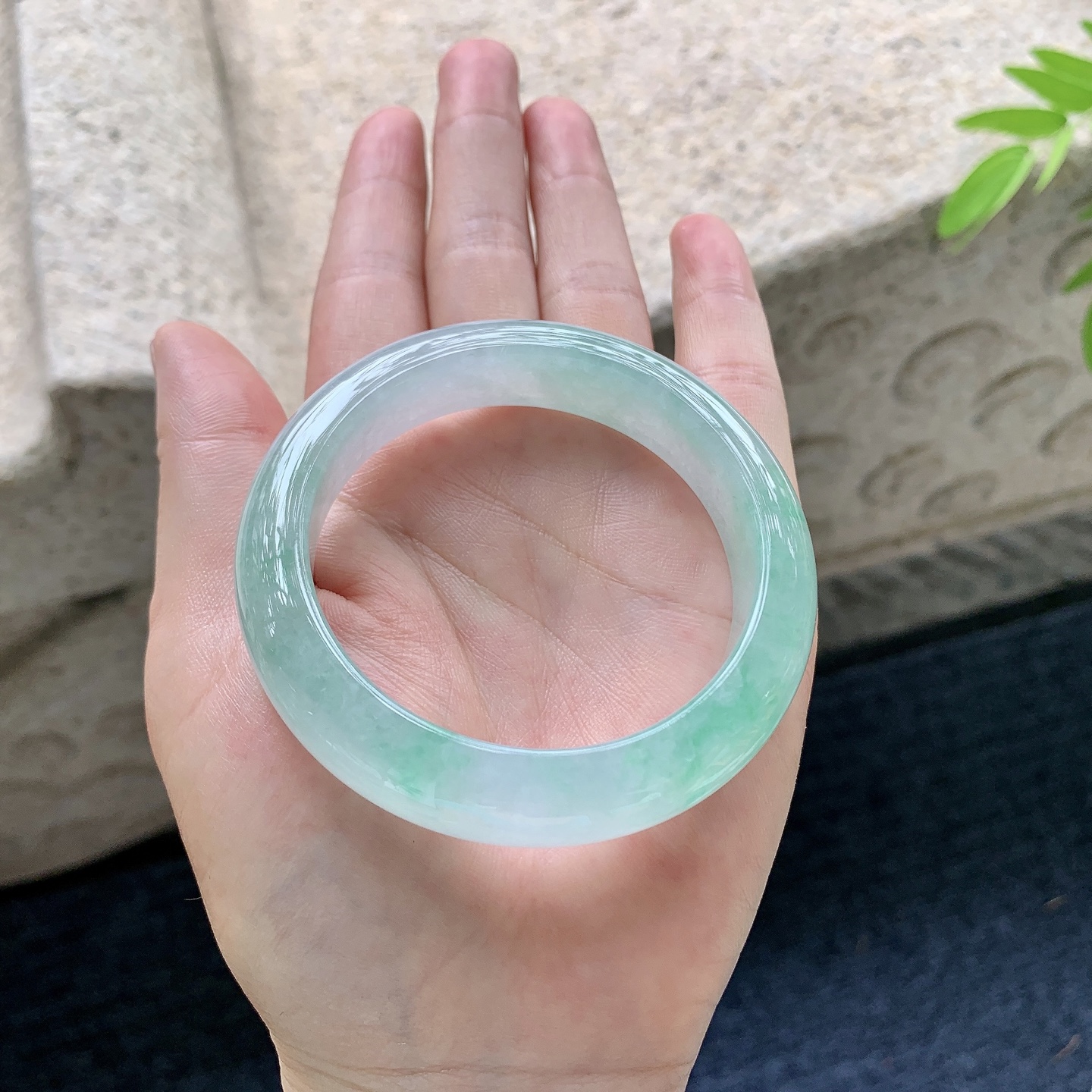 正圈52 53，圈口53/12.8/8.7，编码W6090319，冰糯飘绿，水润，种老，细腻，打灯有絮线