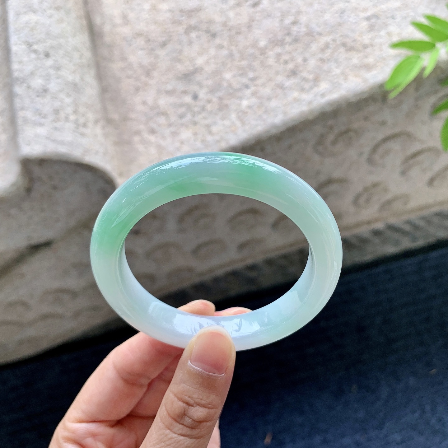 正圈51 52，圈口52.5/10.6/8.5，编码T1090309，细糯飘绿，水润，种老，细腻，无裂。