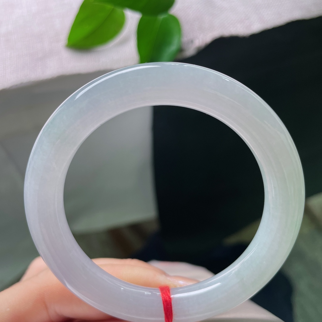 浅紫圆条，无裂，种水通透，水头充盈，镯身泛着柔和的胶润水光，玉质细腻温润，自带朦胧的玉光。ss58055a