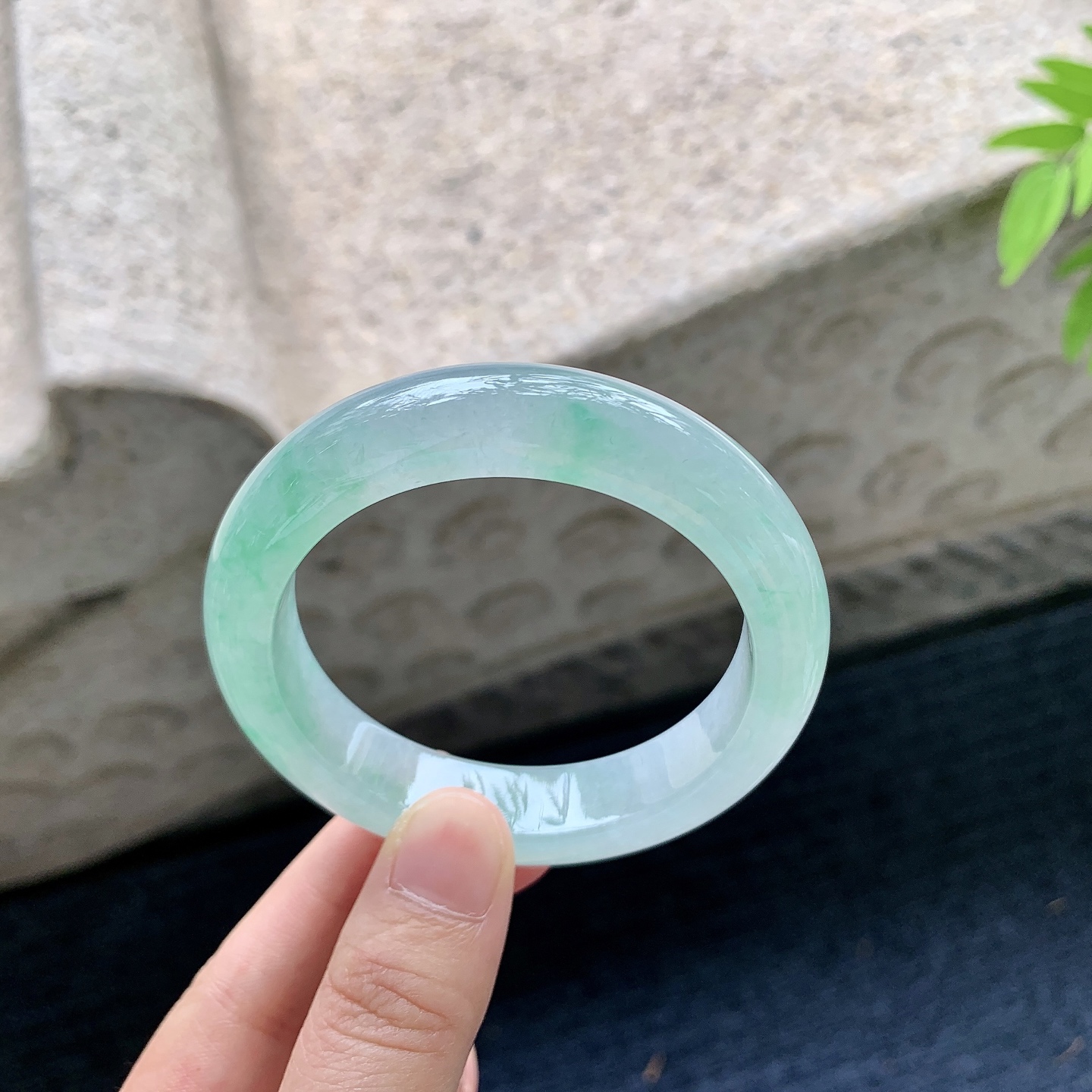 正圈52 53，圈口53/12.8/8.7，编码W6090319，冰糯飘绿，水润，种老，细腻，打灯有絮线