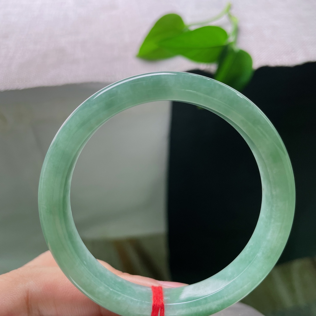 绿底正圈，无裂，似一湖青山碧水凝于腕间，沉静安然，自带从容温婉的东方气质。ss57924a