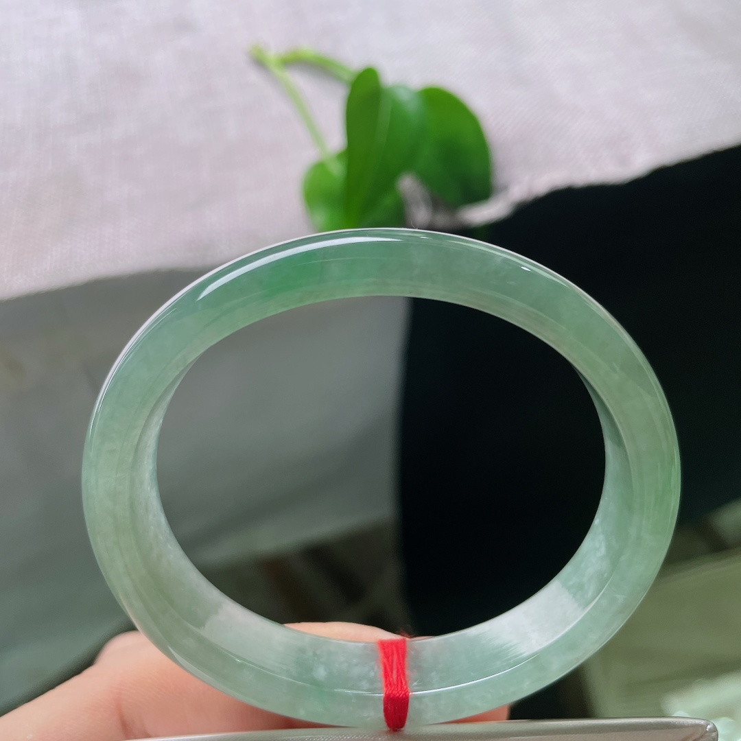 绿底贵妃，一点皮纹，腕间一汪碧色，似山间清潭，清冽温婉，自带清爽舒适的氛围感。ss57893a