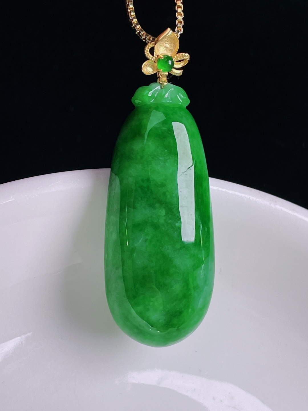 辣绿福瓜，18k镶嵌，老种起光，细底通透，尺寸：38裸石32/13.4/7.6mm0902