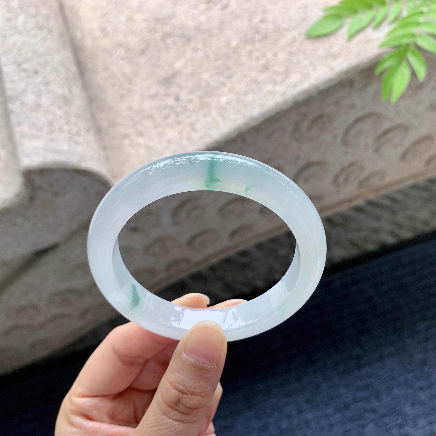 正圈54 55，圈口55/11.5/8.3，编码C5082783，冰糯飘绿，水润，种老，细腻，有纹线