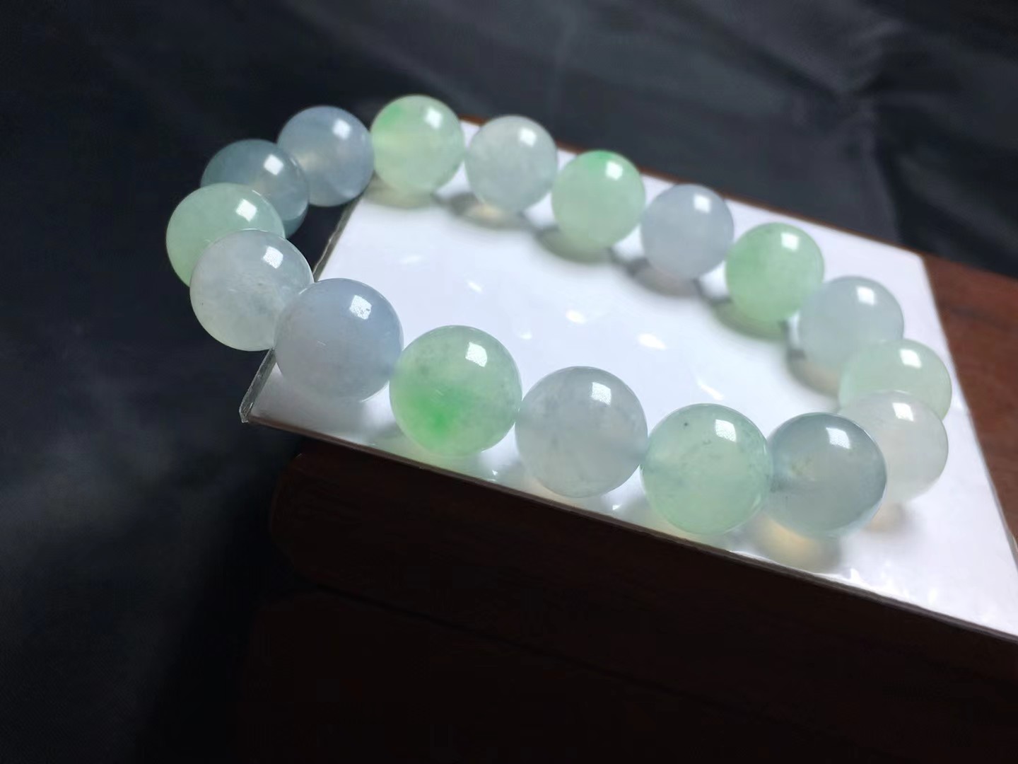 马卡龙手串，卡12.3～11.8mm，17颗，种好，玉质细腻，均匀，清新，颗颗精选