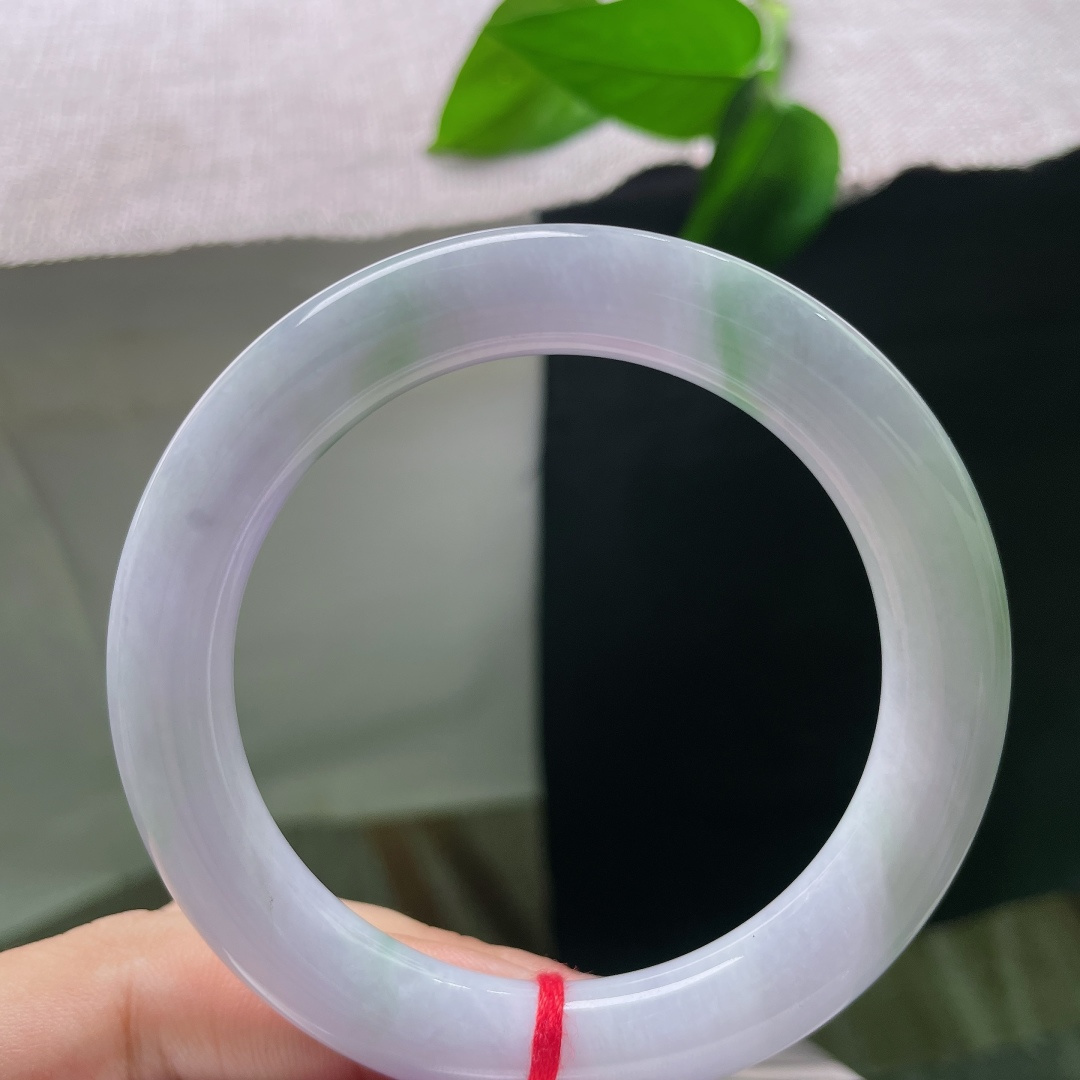 55.8/10.6，圆条，一点皮纹，紫调柔和不浓烈，清新淡雅，不张扬不艳俗，把含蓄的东方柔韵凝于腕间。ss57870a