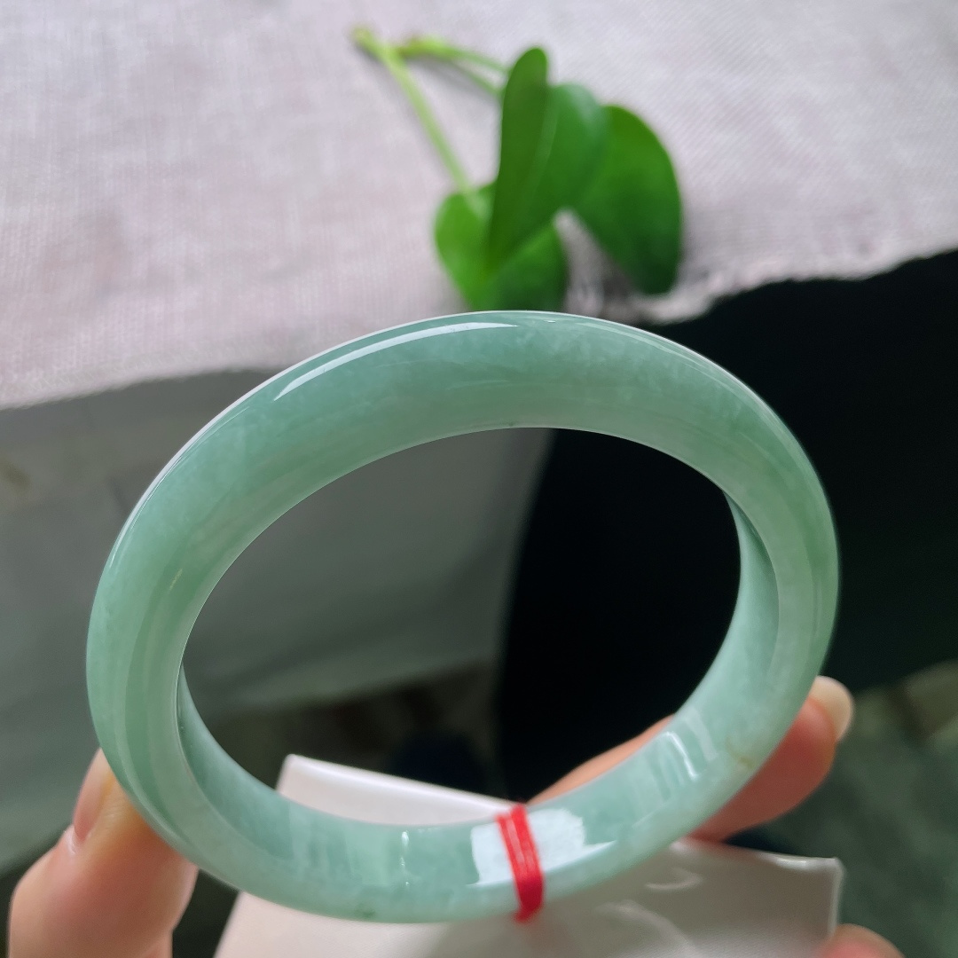 62.8/11.5/8.2，绿底正圈，一点皮纹，简约大方的款式，不挑年龄，自留佩戴或是送礼都很合适。ss57935a