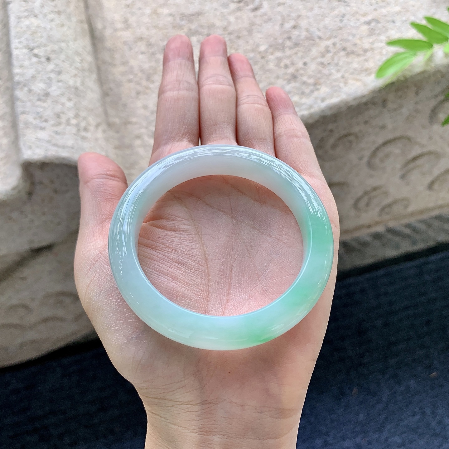 正圈51 52，圈口52.5/10.6/8.5，编码T1090309，细糯飘绿，水润，种老，细腻，无裂。