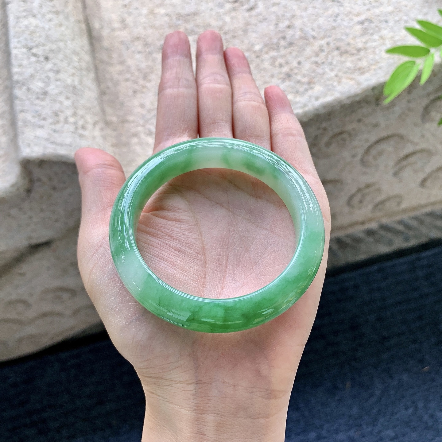 正圈，圈口53.5/11.7/8.4，编码W6090313，细糯飘辣绿，水润，种老，细腻，打灯有纹线