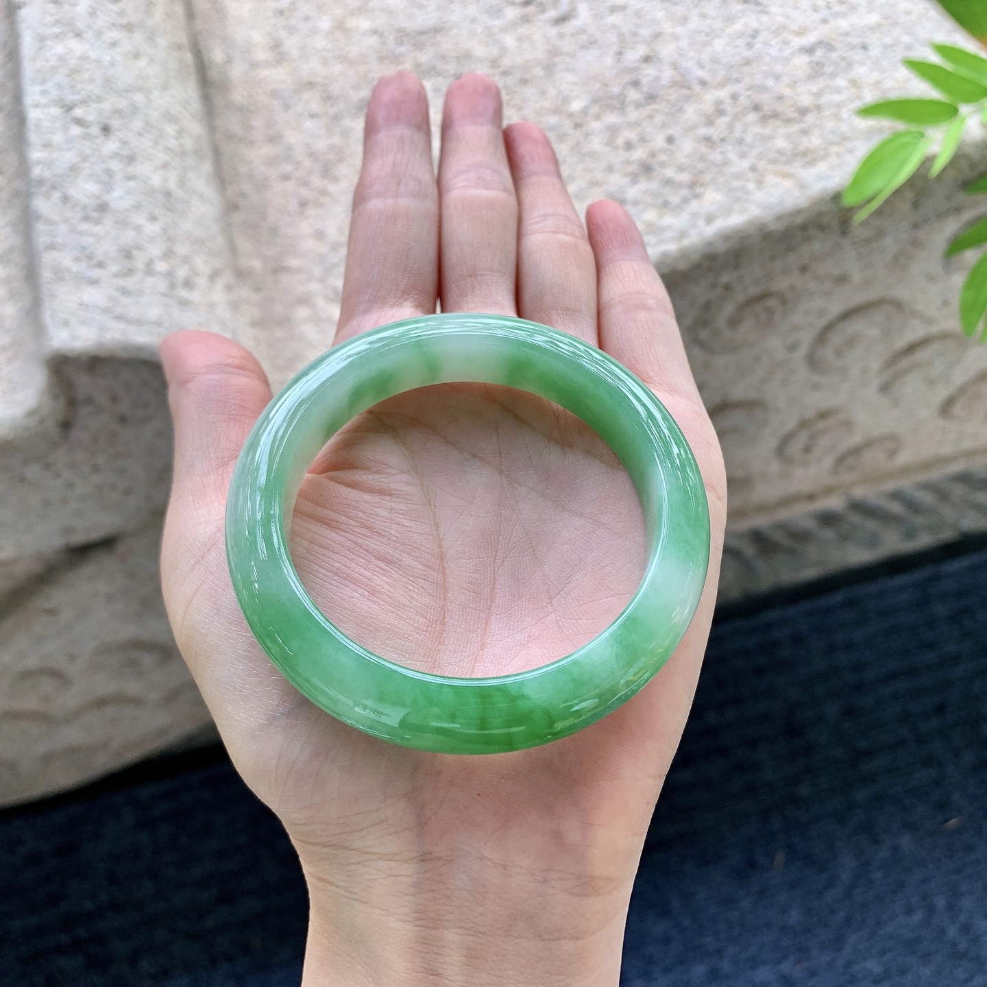正圈，圈口53.5/11.7/8.4，编码W6090313，细糯飘辣绿，水润，种老，细腻，打灯有纹线