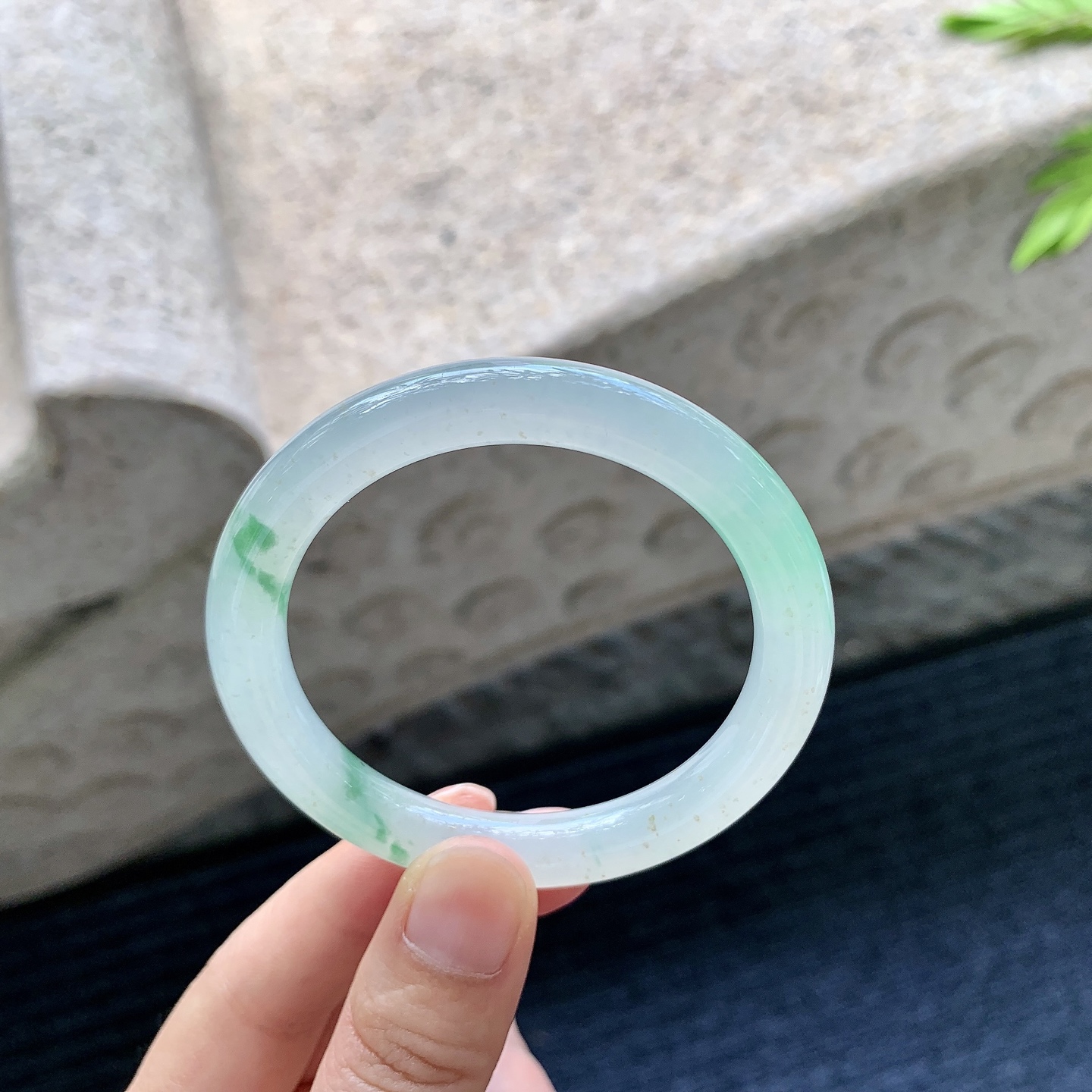 圆条49 50，圈口50.7/8.6/8，编码BA090366，描述：糯冰飘绿，水润，种老，细腻，有棉纹。