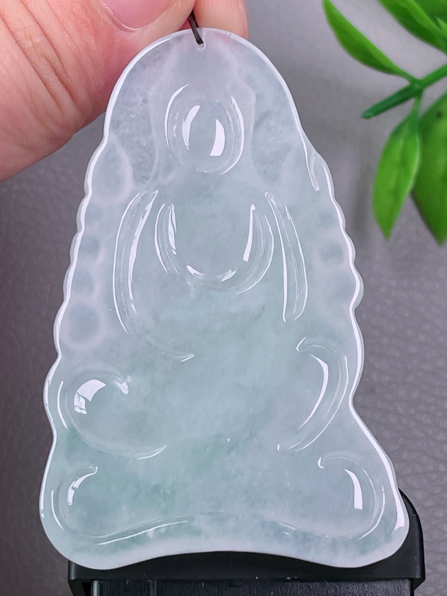 高冰大势至菩萨，无裂，冰透水润，大件油洁，起荧光，尺寸：67-42.8-6.4