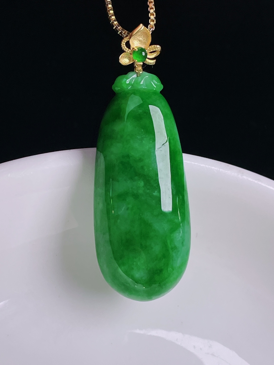 辣绿福瓜，18k镶嵌，老种起光，细底通透，尺寸：38裸石32/13.4/7.6mm0902