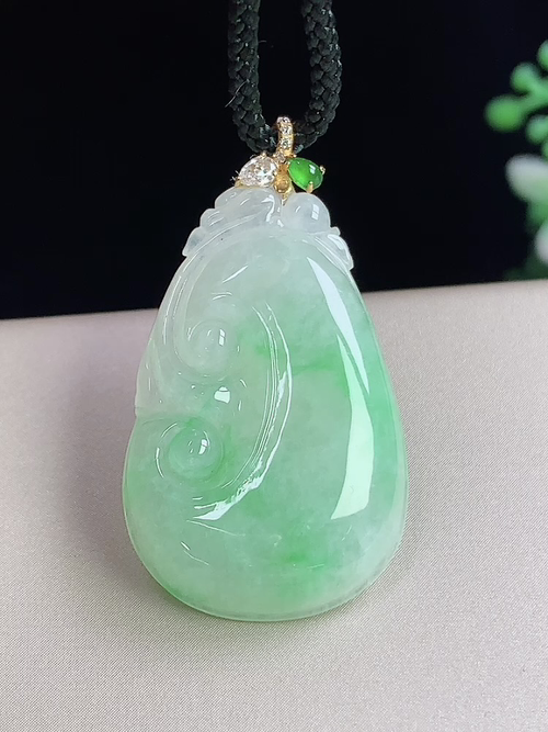 18k金镶飘绿如意，无裂，尺寸30.8-19.3-5.3mm，J02yja
