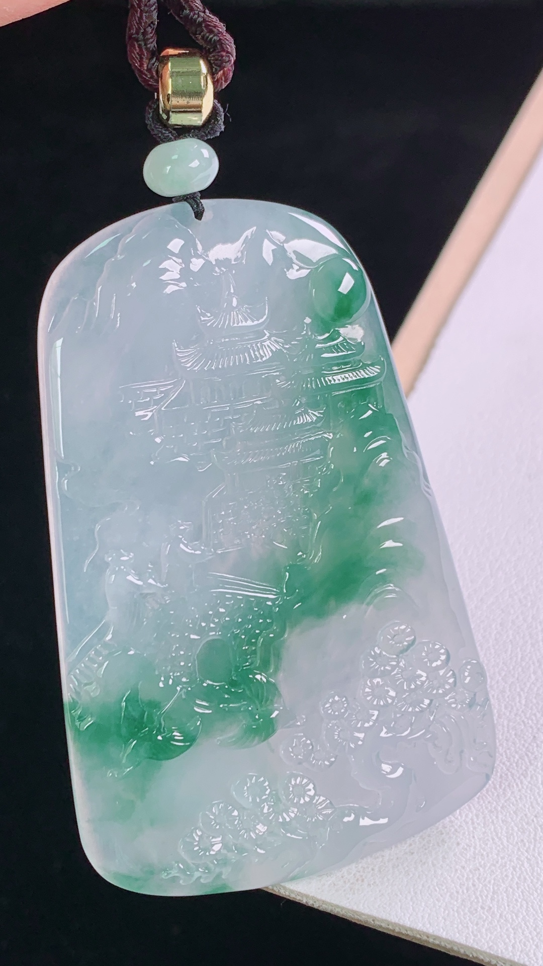 冰飘花山水牌，花色灵动，水润清爽，无裂，尺寸:64.9-42.0-5.8mm
