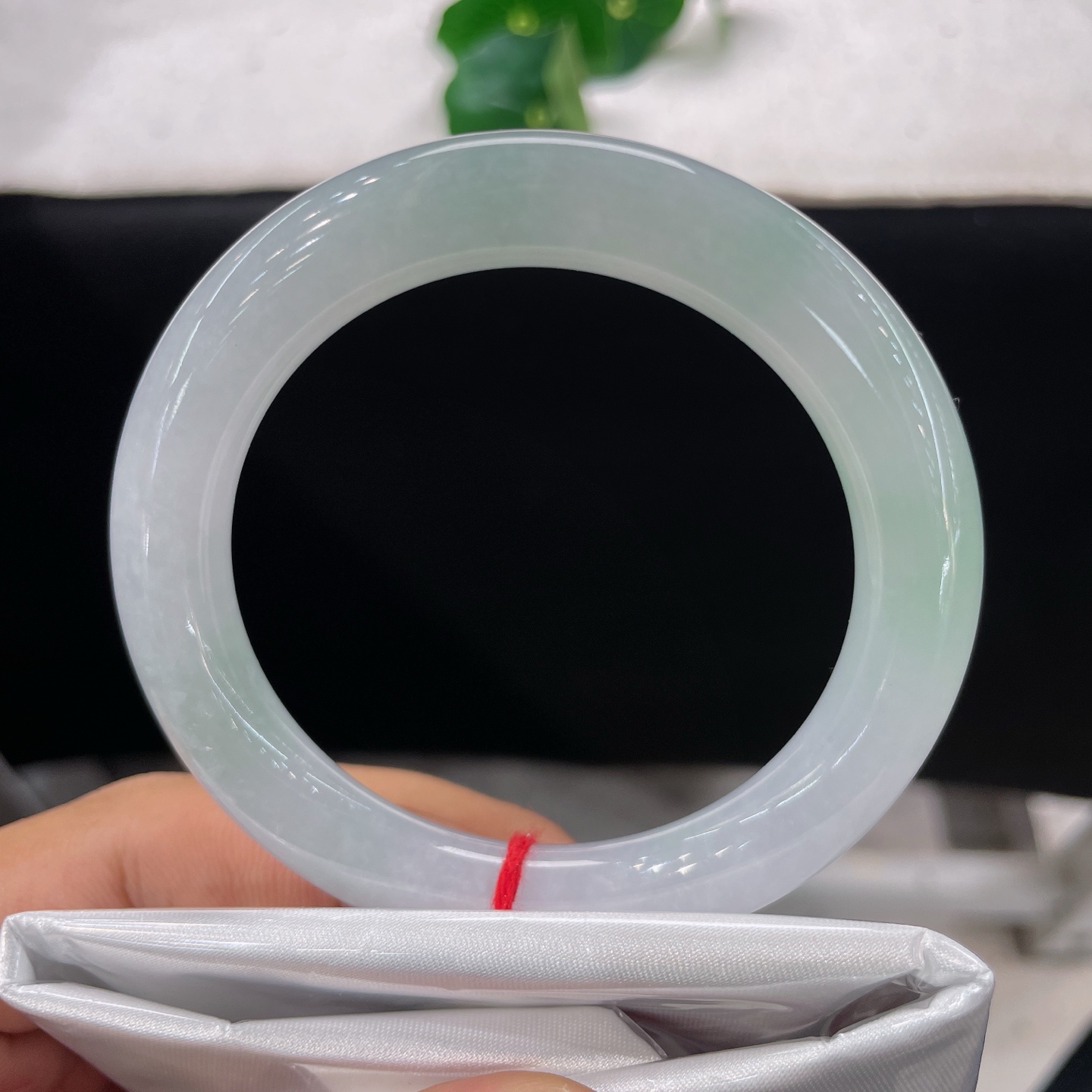 天然翡翠手镯，圈口53/9.8，糯冰飘绿圆条，53/54正圈可戴，一镯盛晴水，腕间揽湖光，无裂。