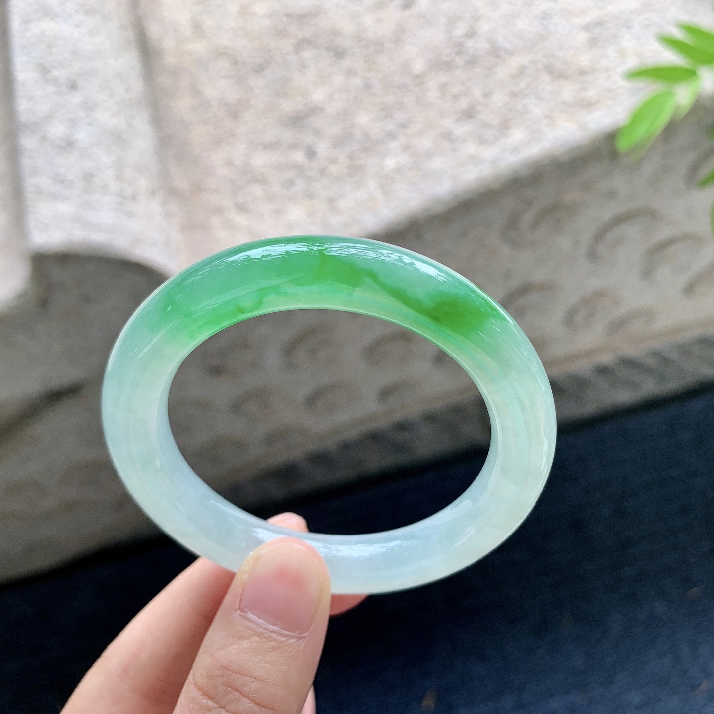 圆条49 50，圈口50.4/10/9.2，编码G9090326，描述冰糯飘辣绿，水润，种老，细腻，有纹线