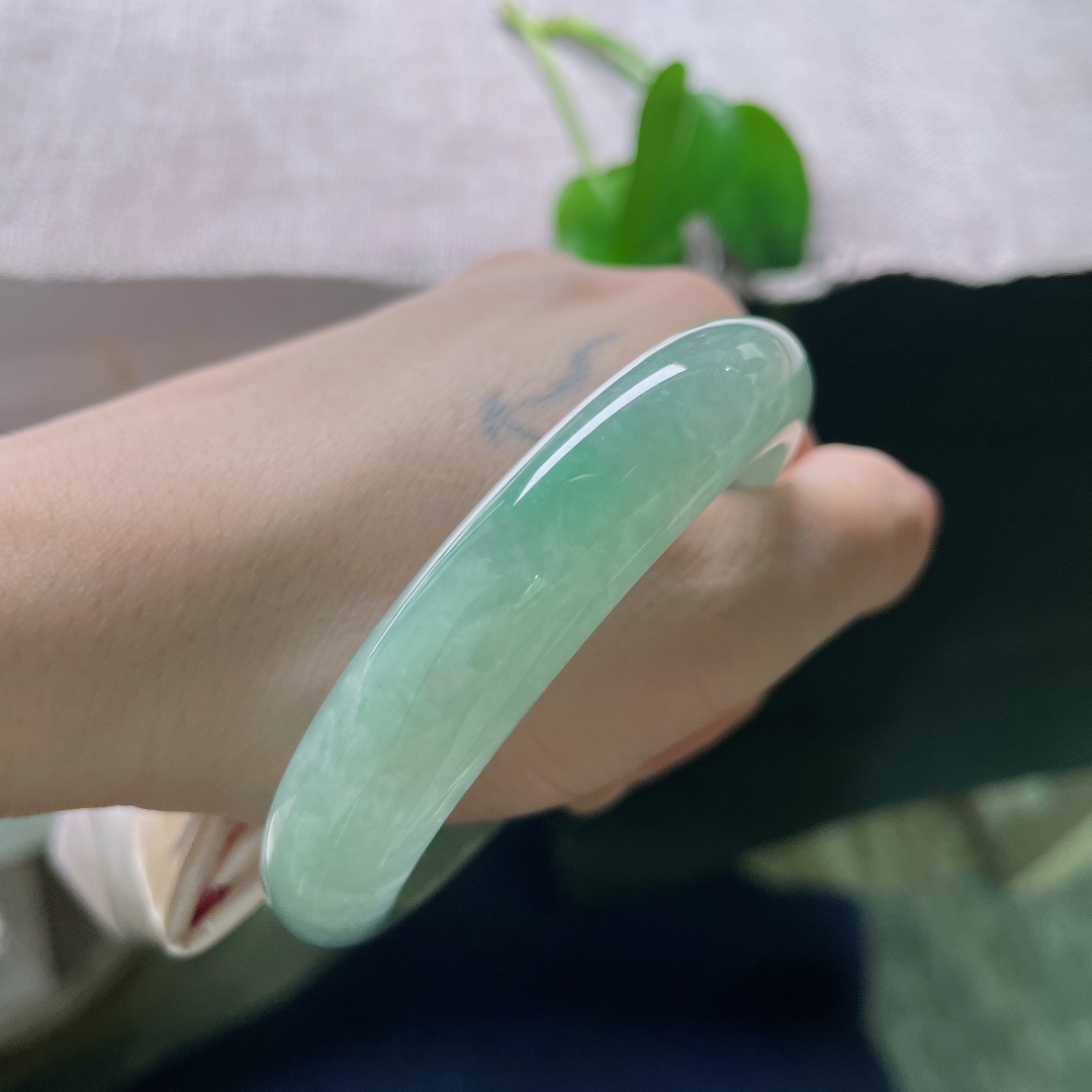 绿底正圈，一点皮纹，色调统一耐看，不挑穿搭，日常通勤、新中式着装都相得益彰。ss57899a