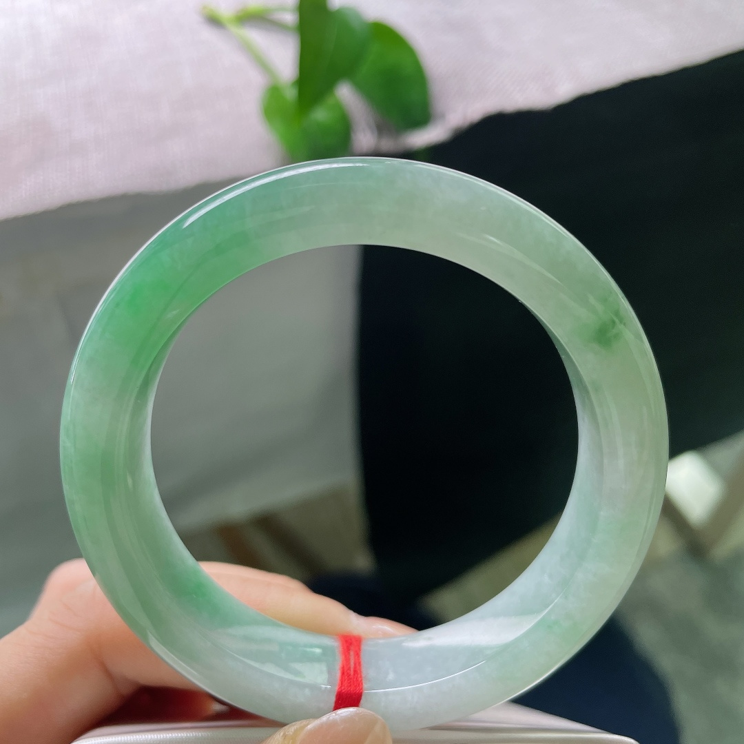 飘绿正圈，无裂，光泽温润清亮，光线掠过镯身，底色清润，绿花灵动，层次感十足。ss57971a