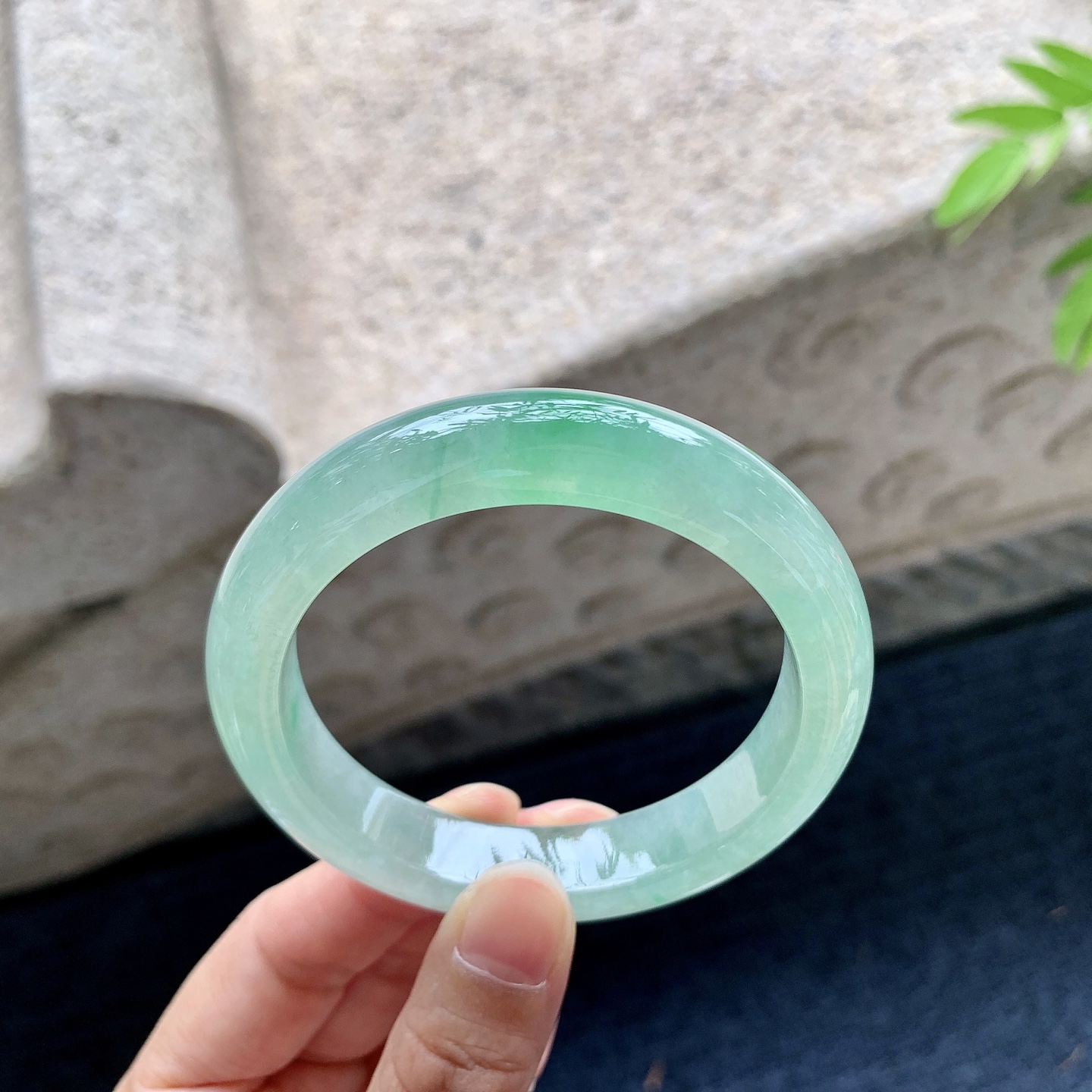 正圈53 54，圈口54.4/12/8.4，编码DJ090336，描述：冰糯飘绿，水润，种老，细腻，打灯有絮线