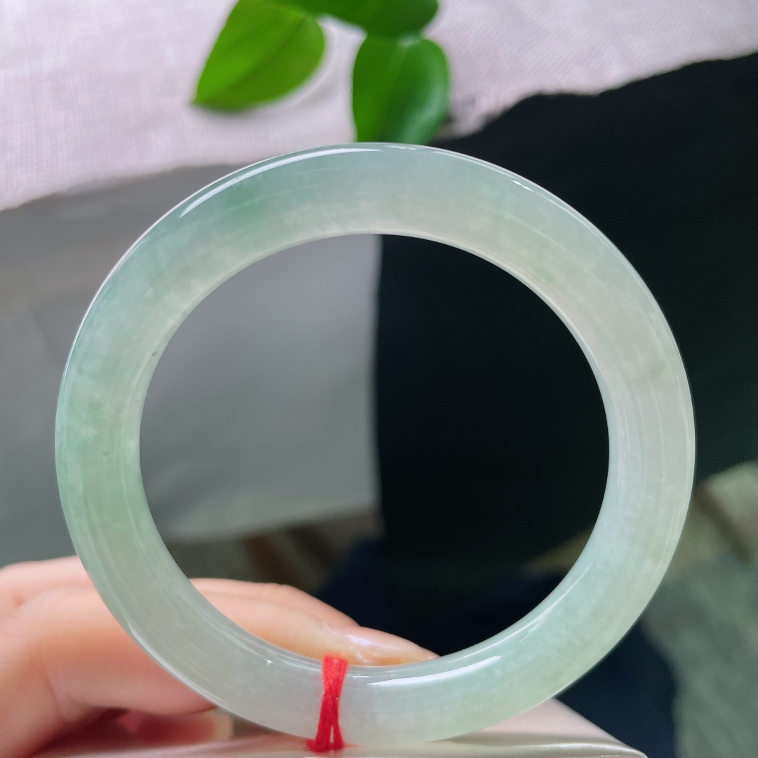 晴底圆条，一点皮纹，质地通透莹润，水头清亮，上手清透雅致，自带一股干净清冷的江南气韵，温柔又显脱俗气