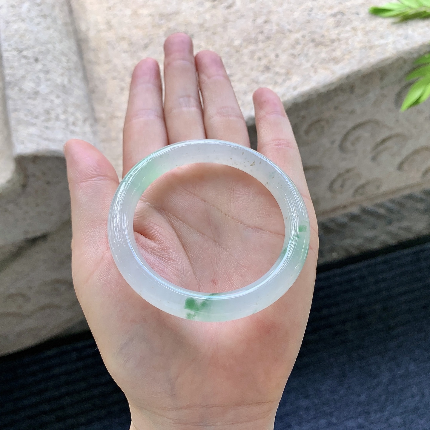 圆条49 50，圈口50.7/8.6/8，编码BA090366，描述：糯冰飘绿，水润，种老，细腻，有