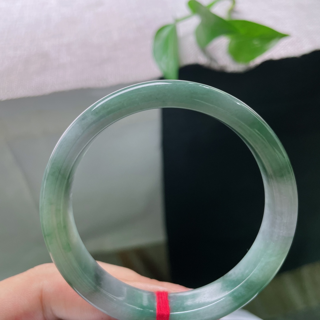 54.8/11.7/7.2，油青正圈，一点皮纹，玉色沉静幽深，质地油润细腻，色泽内敛厚重，上手复古沉稳，ss58015a