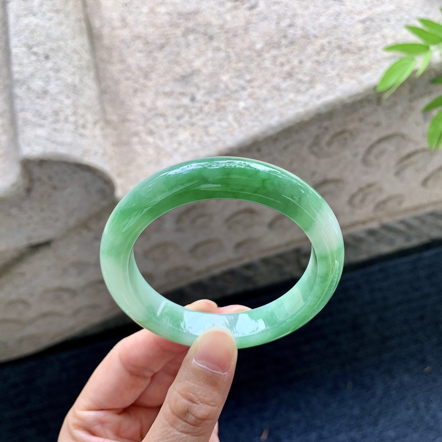 正圈，圈口53.5/11.7/8.4，编码W6090313，细糯飘辣绿，水润，种老，细腻，打灯有纹线