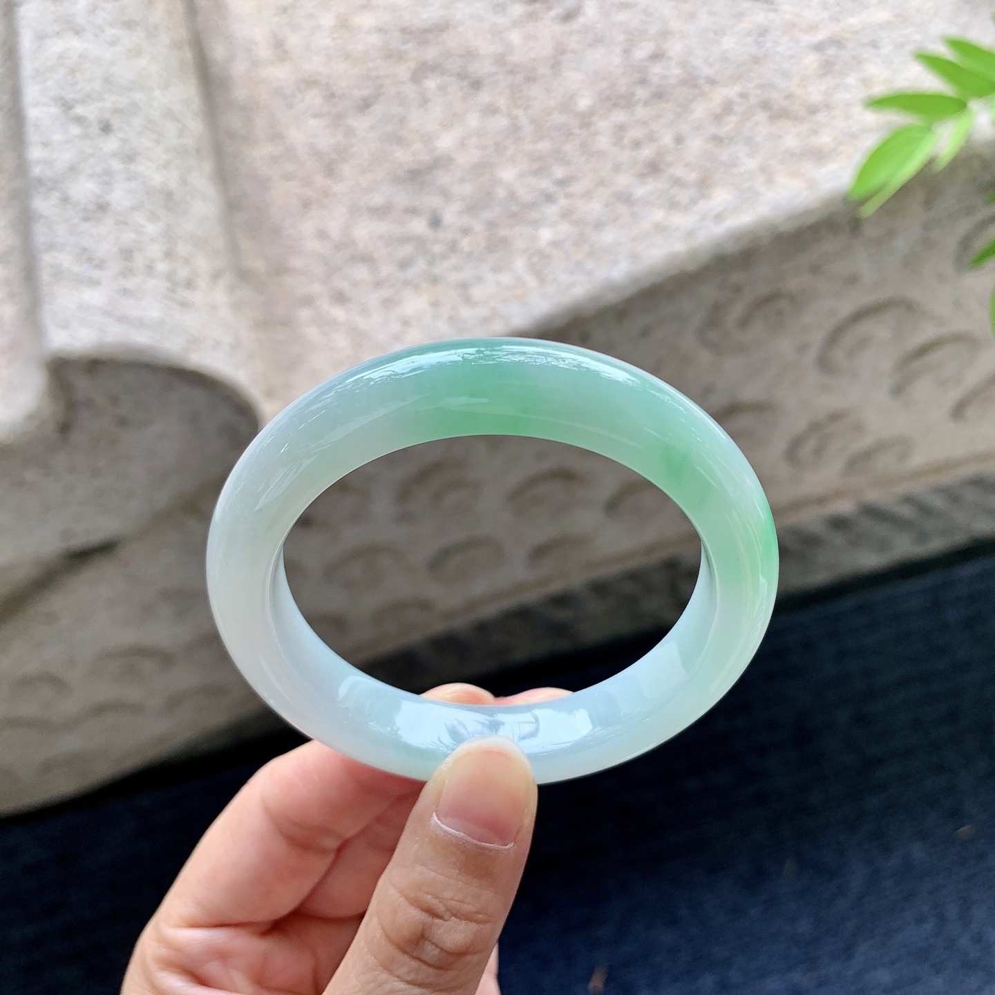 正圈51 52，圈口52.5/10.6/8.5，编码T1090309，细糯飘绿，水润，种老，细腻，无裂。