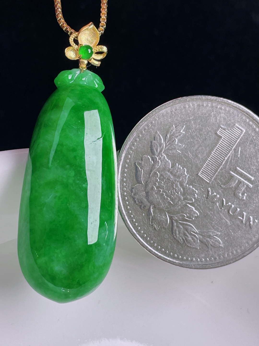辣绿福瓜，18k镶嵌，老种起光，细底通透，尺寸：38裸石32/13.4/7.6mm0902