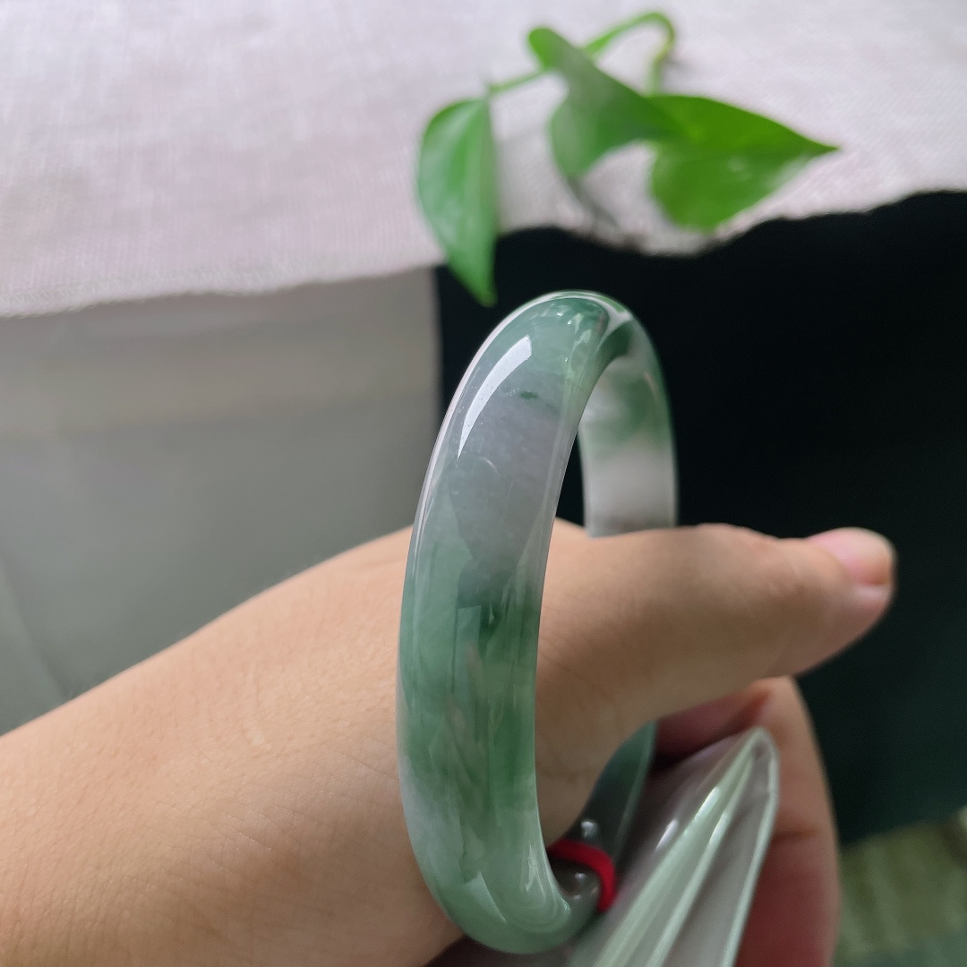 54.8/11.7/7.2，油青正圈，一点皮纹，玉色沉静幽深，质地油润细腻，色泽内敛厚重，上手复古沉稳，ss58015a