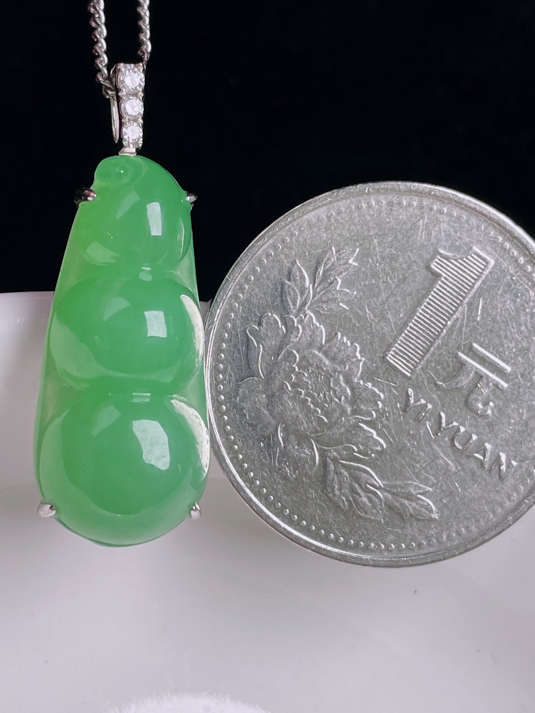 冰绿豆子福豆，18k镶嵌，老种起光，细底通透，尺寸：29.7裸石23.9/11/6.4mm0902